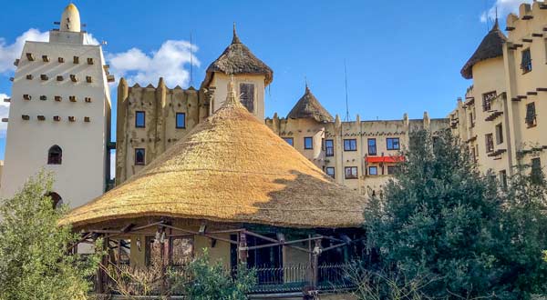 Reetdach-Neueindeckung Freizeitpark "Phantasialand" in Brühl