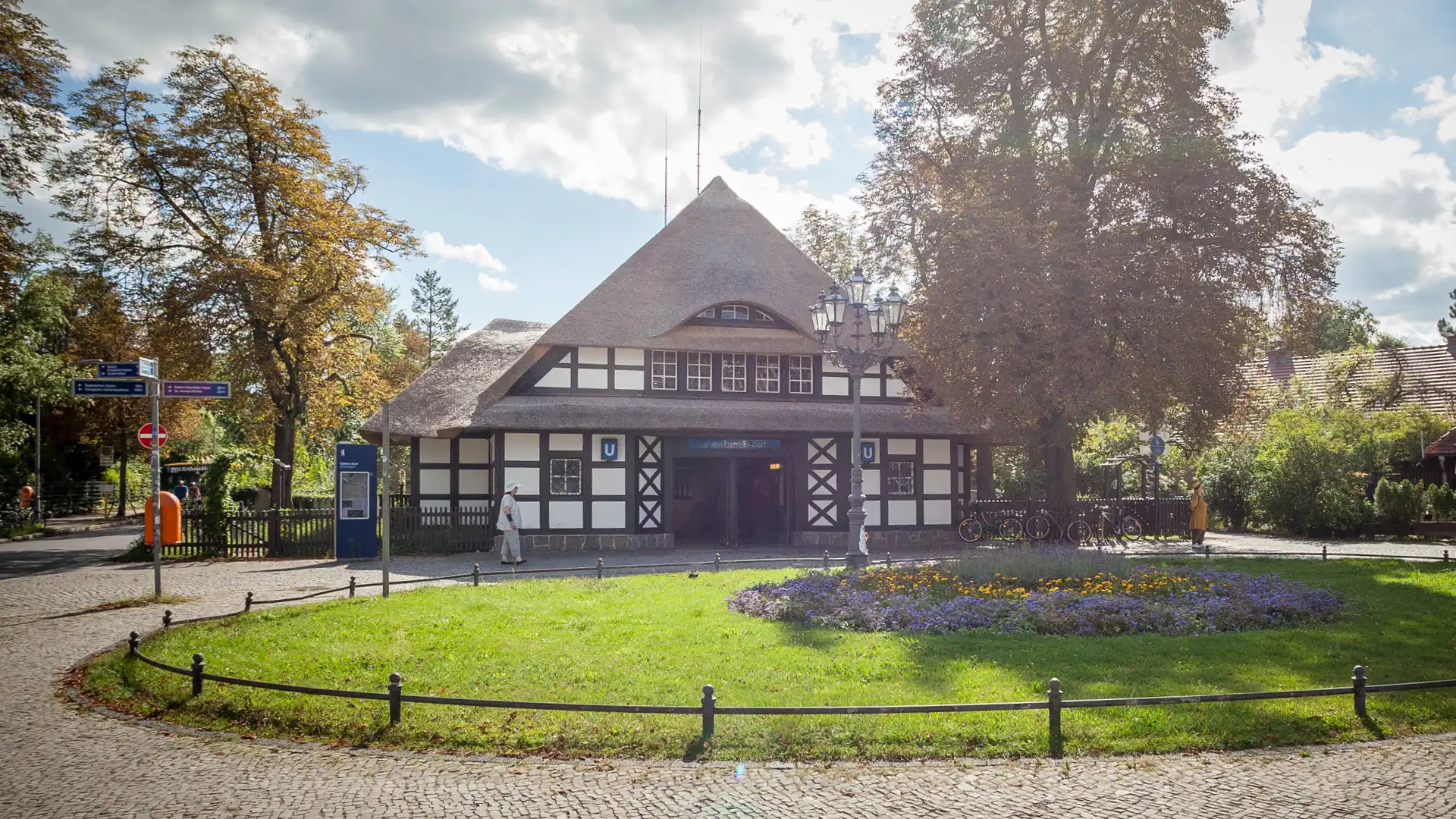 1920x1080_reetdachdecker_berlin_ubhf_dahlem_dorf_2