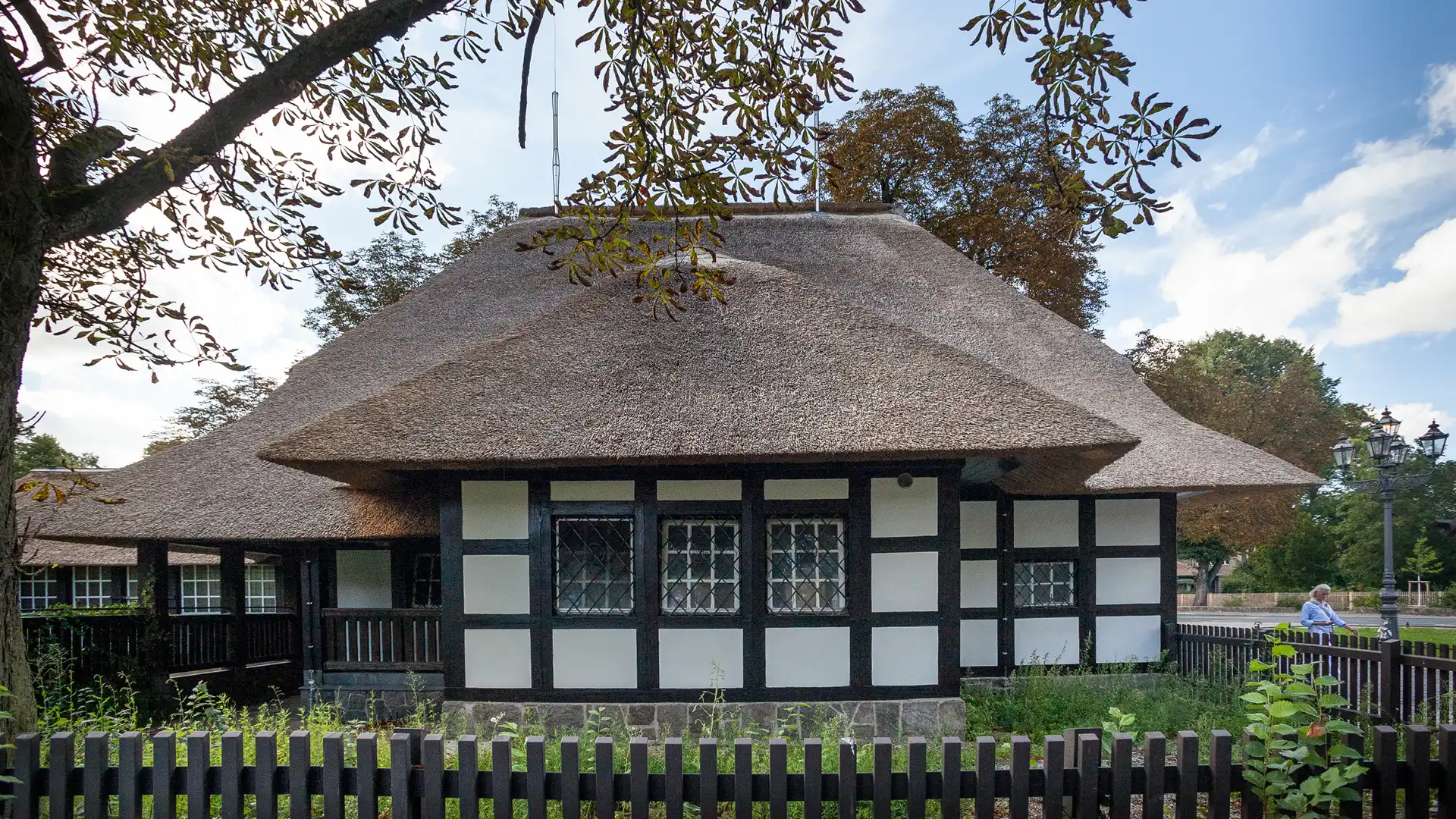 1920x1080_reetdachdecker_berlin_ubhf_dahlem_dorf_6