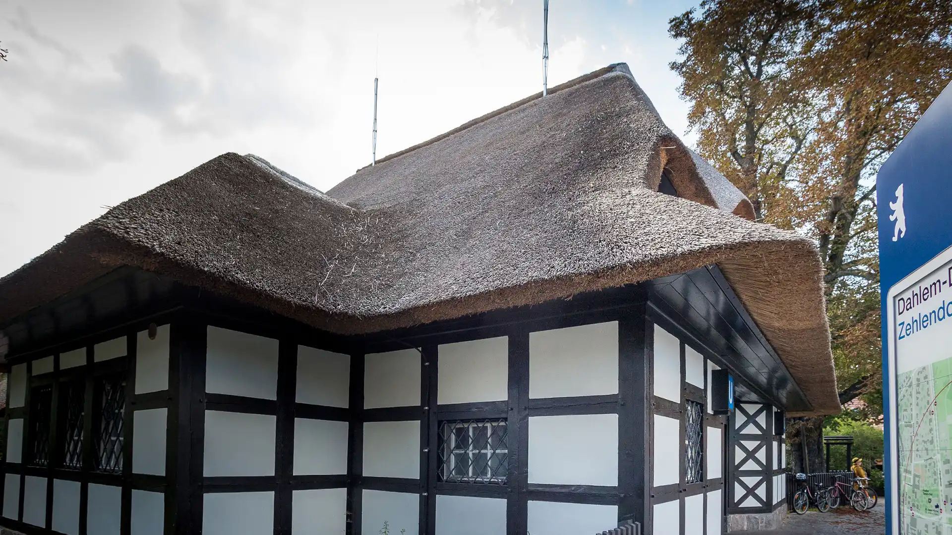 1920x1080_reetdachdecker_berlin_ubhf_dahlem_dorf_7